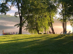  The Elms Waterfront Cottages  Лейк Лузерн